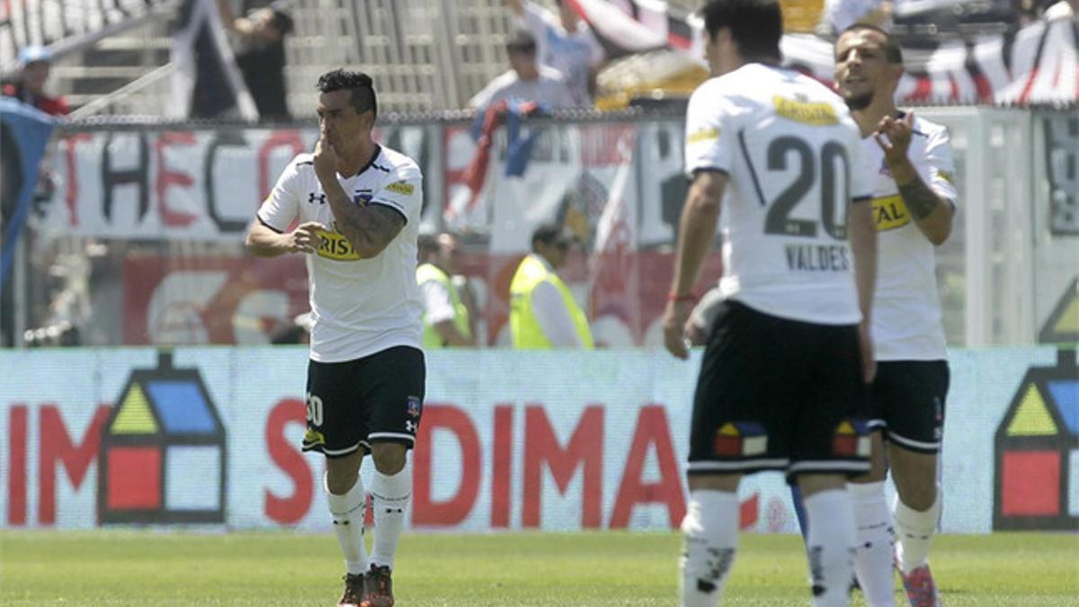 El colocolino Esteban Paredes celebra el primer gol de su equipo