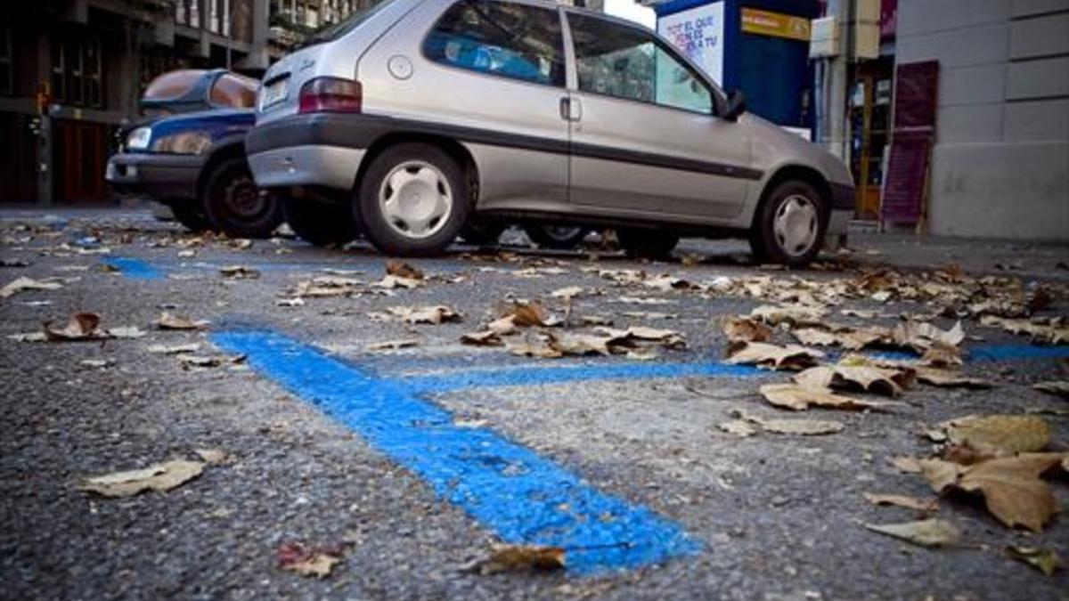 Plazas de aparcamiento en zona azul en un chaflán del Eixample.