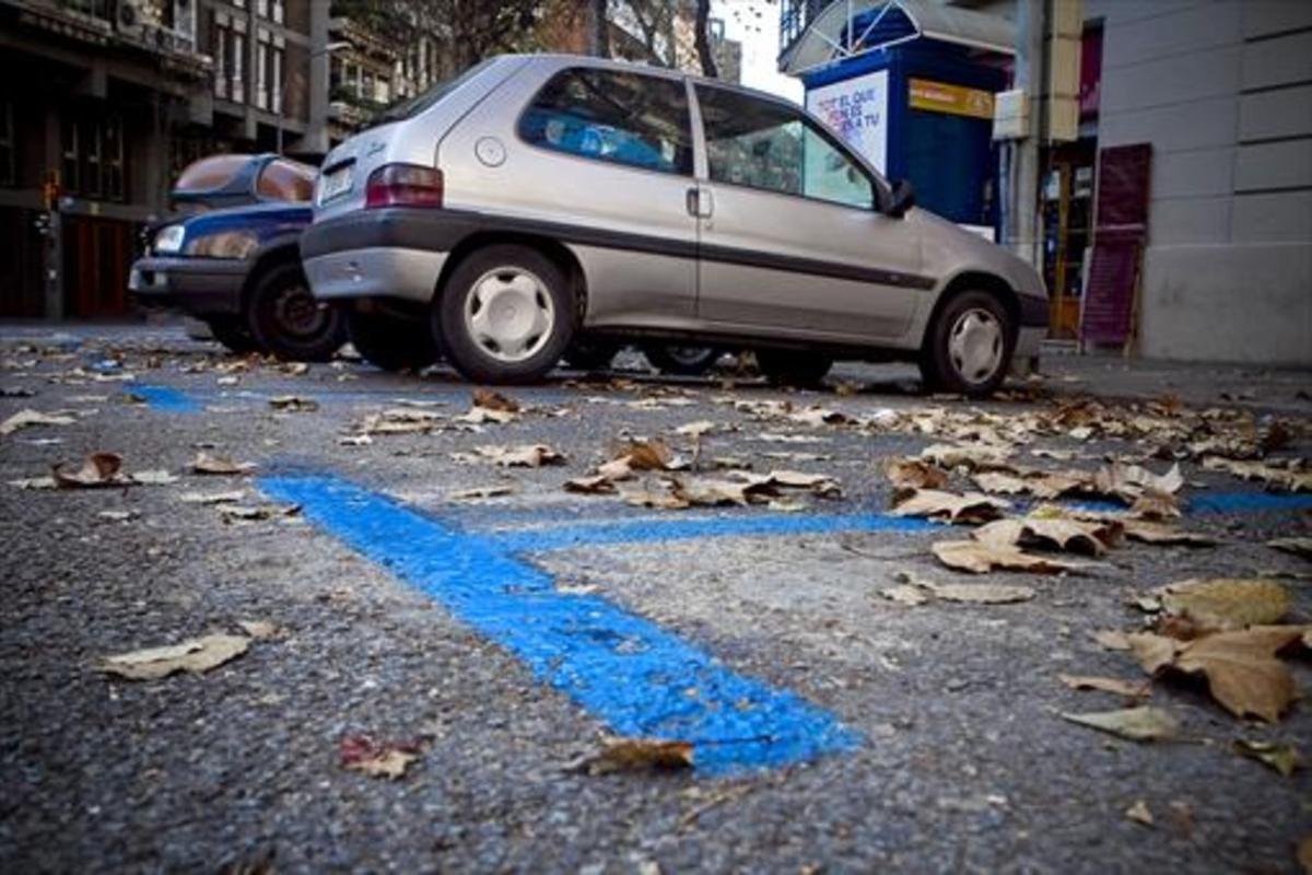 Plazas de aparcamiento en zona azul en un chaflán del Eixample.