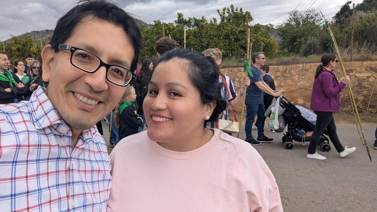 Saldy, la joven atropellada, y su marido Joe, en la Romeria de las pasadas fiestas de la Magdalena.