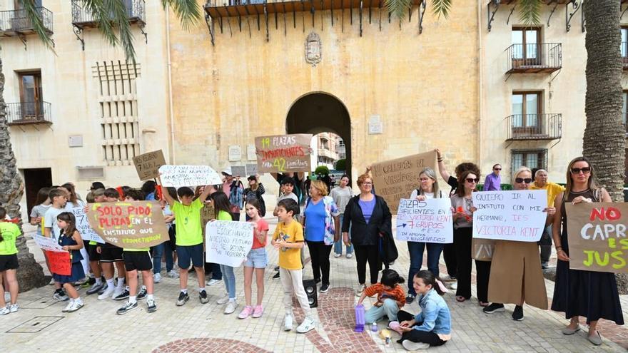 Las familias del Princesa de Asturias llevan al Ayuntamiento de Elche su reclamación de plazas en el instituto Victoria Kent