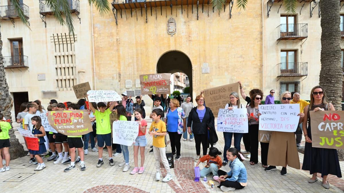 Seis alumnos del Princesa de Asturias siguen pendientes de su matriculación en el IES Victoria Kent de Elche Seis alumnos del Princesa de Asturias siguen pendientes de su matriculación en el IES Victoria Kent de Elche