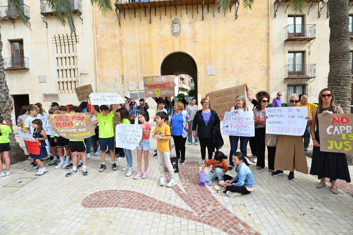 Protesta de padres y alumnos del Princesa de Asturias ante el Ayuntamiento de Elche