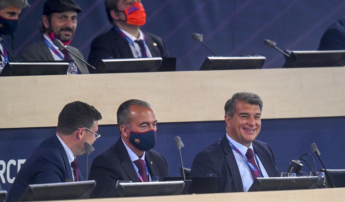 Laporta (derecha) sonríe durante un momento de la asamblea.