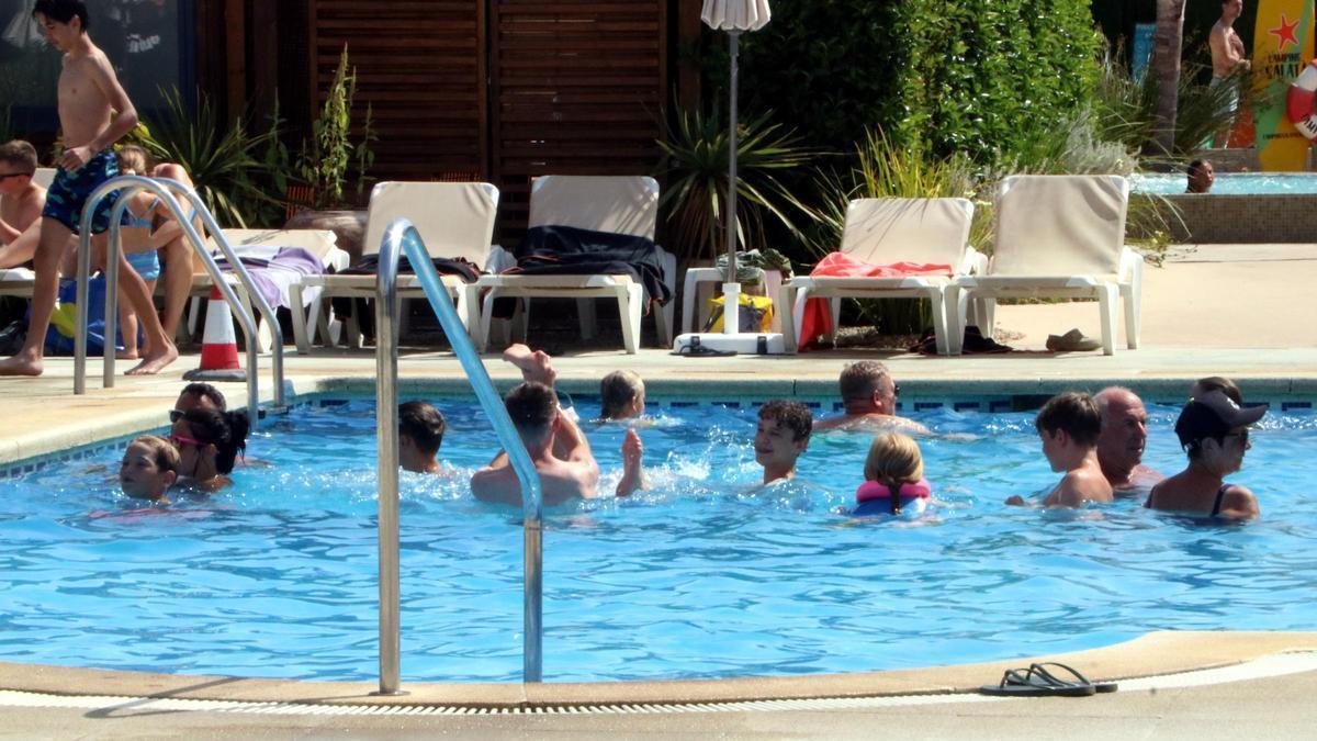 La piscina del càmping Salatà de Roses.