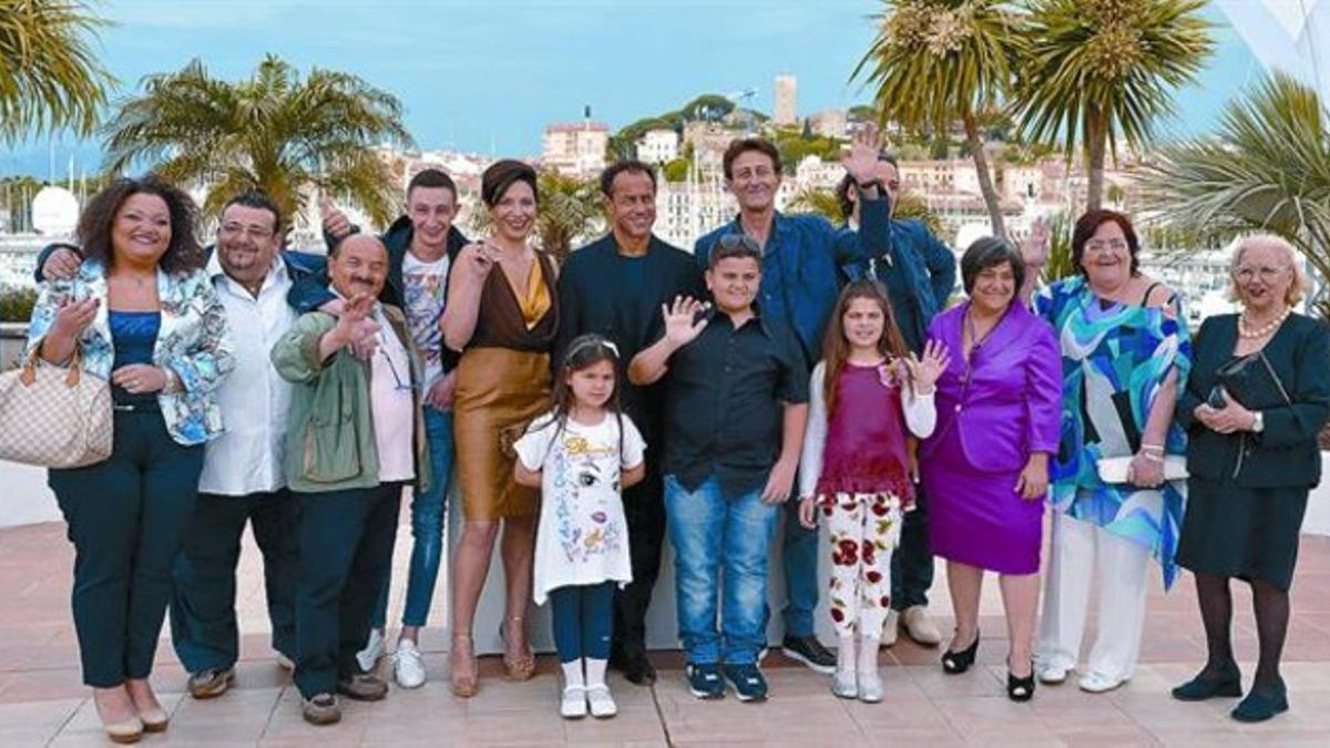 Matteo Garrone, Loredana Simioli y Nando Paone (en el centro), rodeados por el elenco de 'Reality', ayer, en Cannes.