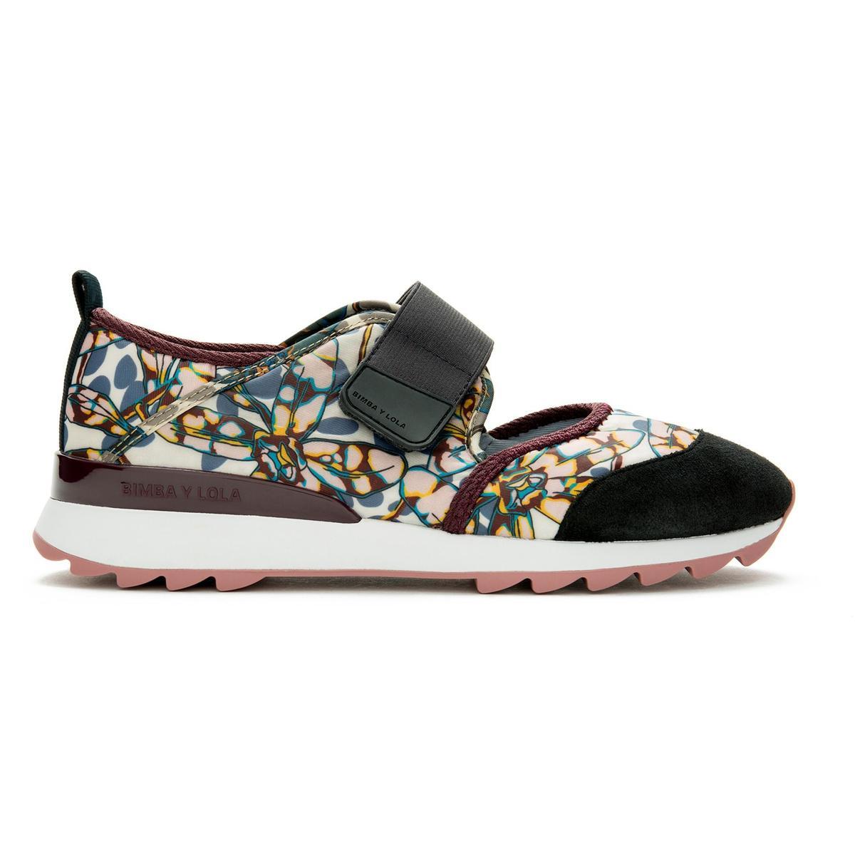 Las zapatillas de flores pisan fuerte: Sneakers, de Bimba Y Lola (105 euros).