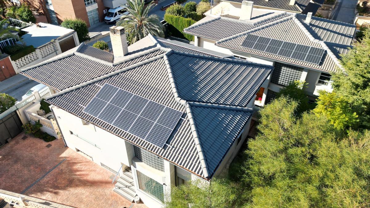 Paneles solares instalados sobre un edificio.