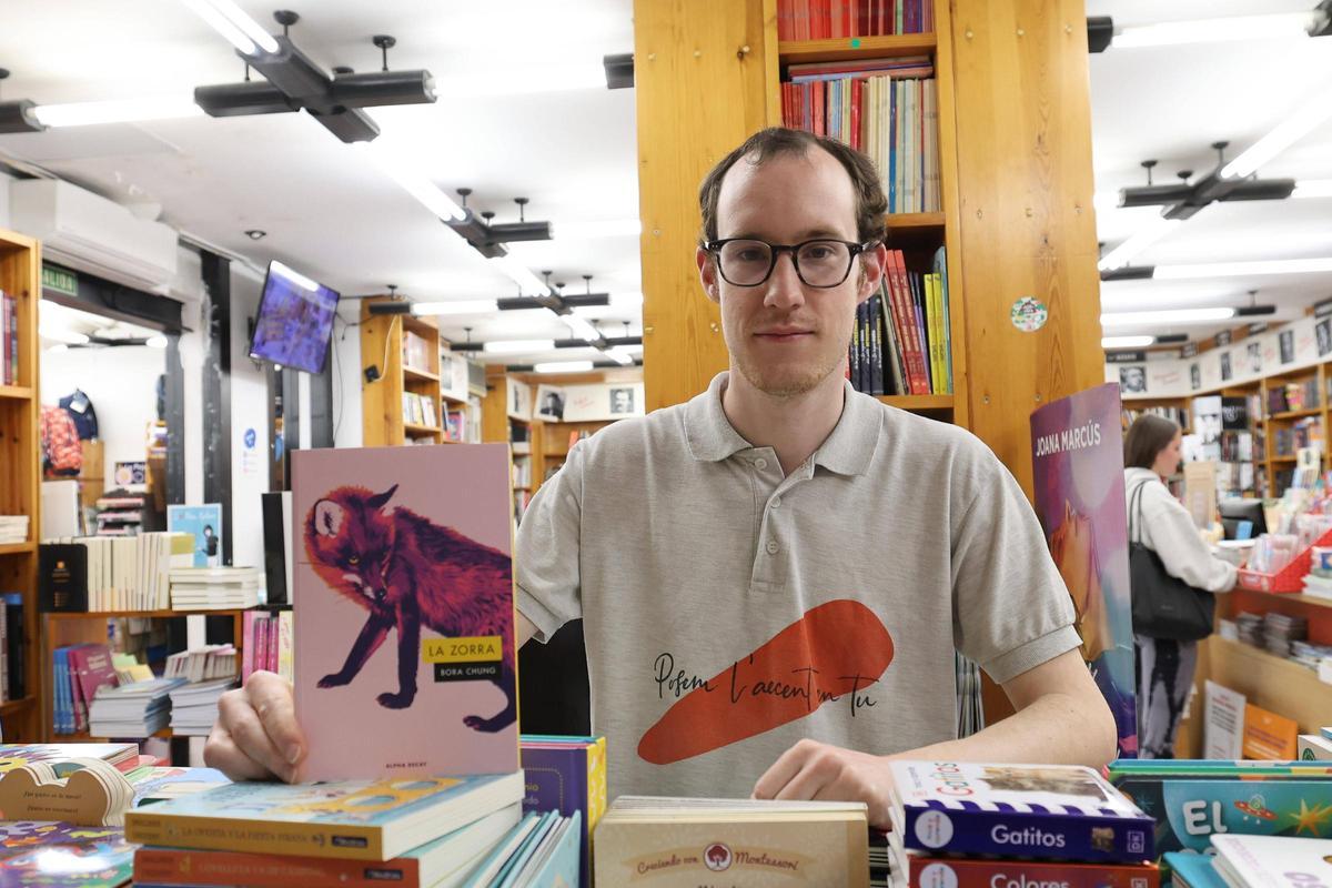 Pablo Sanz, librero de Hipérbole, con su recomendación literaria particular: ‘La zorra’, de Bora Chung.