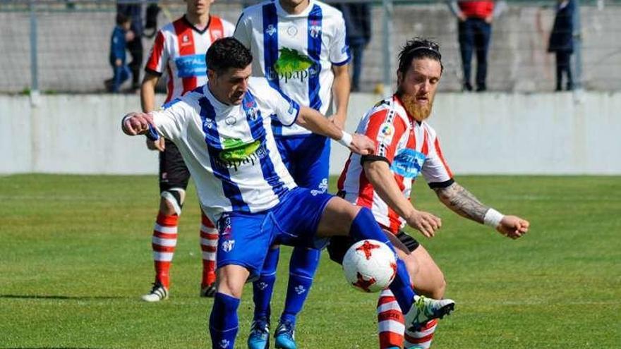 Un jugador del Areas lucha por hacerse con un balón. // Iñaki Abella