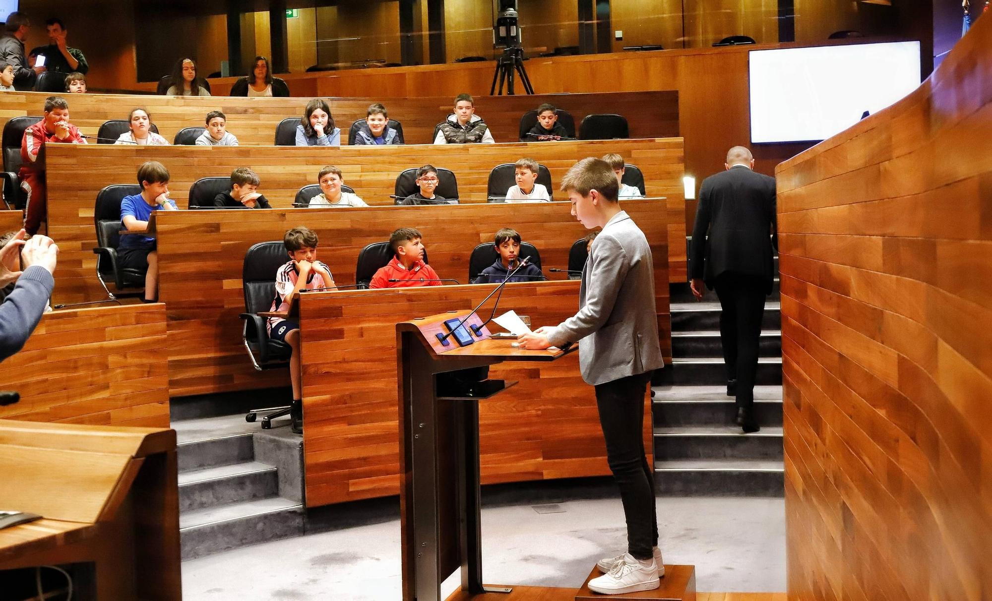 En imágenes: Pleno infantil con colegios del occidente asturiano