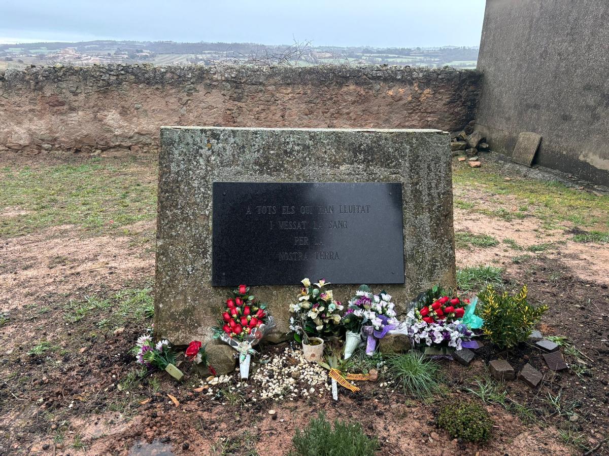 Ofrenes florals a la fossa comuna del cementiri de Prats de Rei