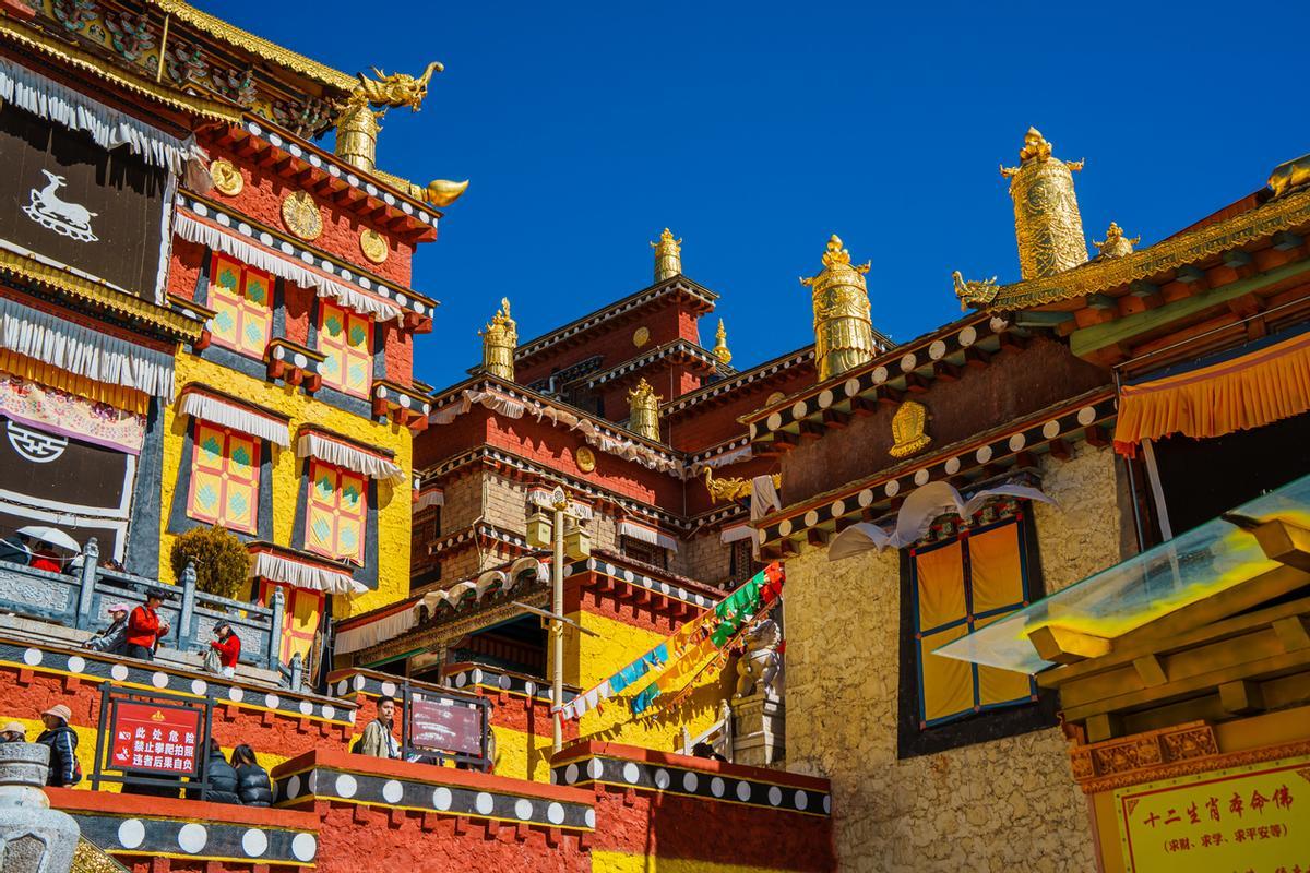 La arquitectura del monasterio de Songzanlin, en Shangri-La, con sus tejados dorados