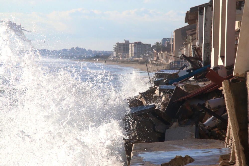 Las casas sufren derrumbes y el mar destruye porches y aceras y abre grandes socavones