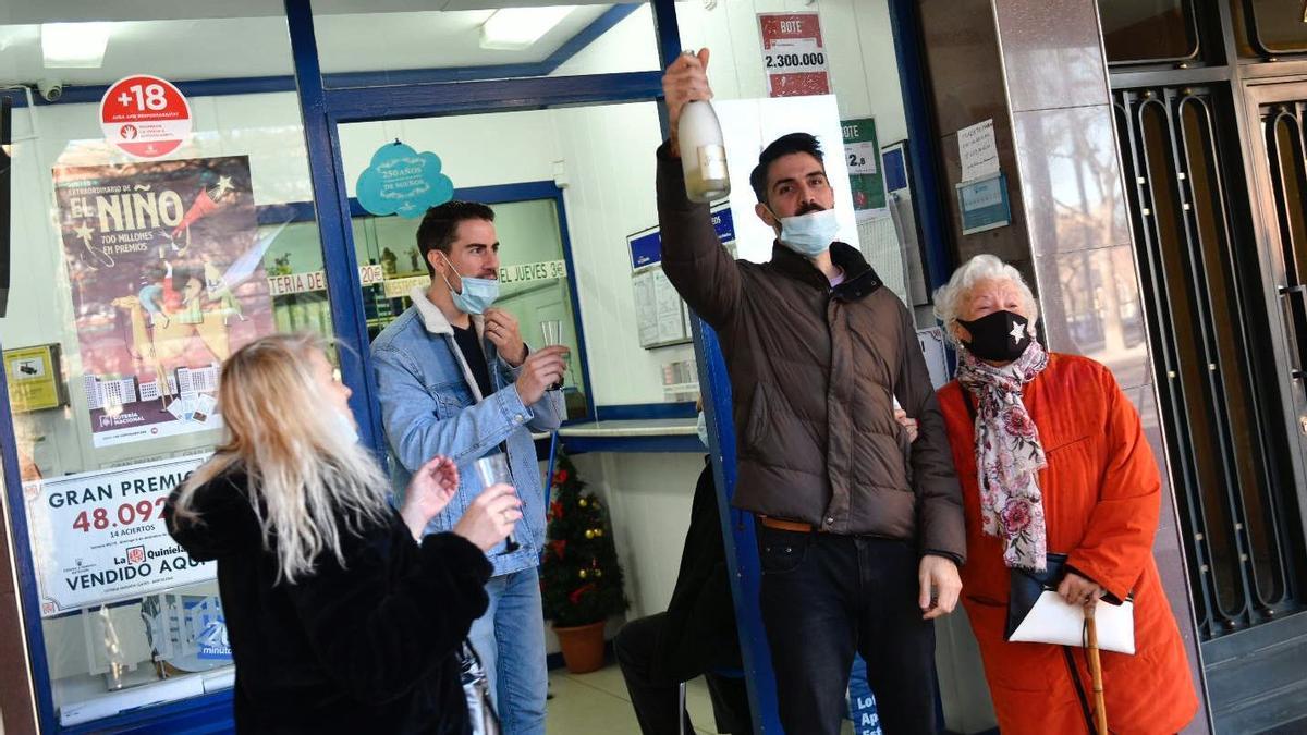 Daniel Zapata, propietario de la administración 232 de Sant Andreu, celebra con cava la venta del segundo premio de la lotería del Niño del 2022.