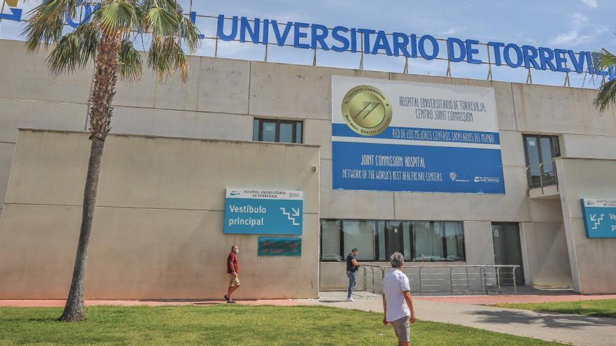 Imagen de la fachada prinpipal del Hospital Universitario de Torrevieja, gestionado por Ribera Salud/ Tony Sevilla.