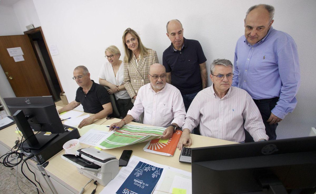 La secretaria de la Junta Electoral Provincial, María del Mar González, con su equipo.  JUAN CARLOS CAVAL