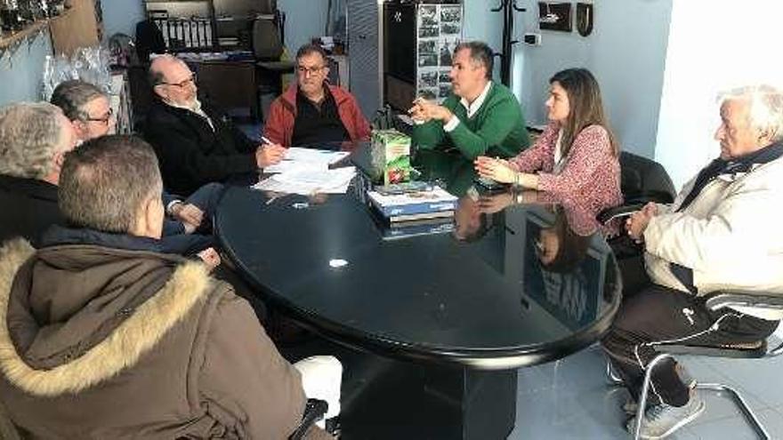 Reunión del PP con la directiva del Club Naval. // FdV