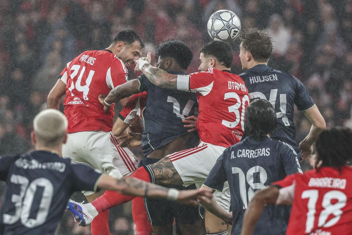 Pavlidis y Otamendi disputan un balón áereo con Tchouameni y Huijsen en el partido entre el Real Madrid y el Benfica