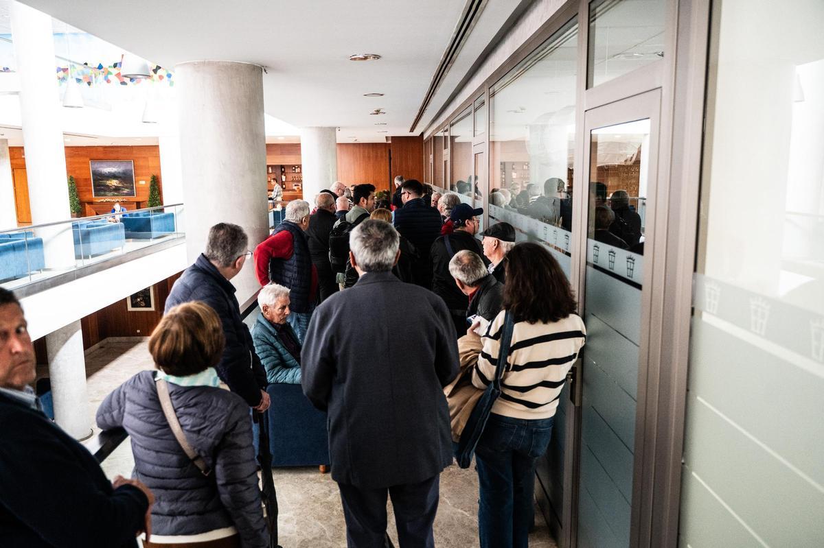 Galería | Largas colas en el Hotel Extremadura de Cáceres para renovar el abono de los toros
