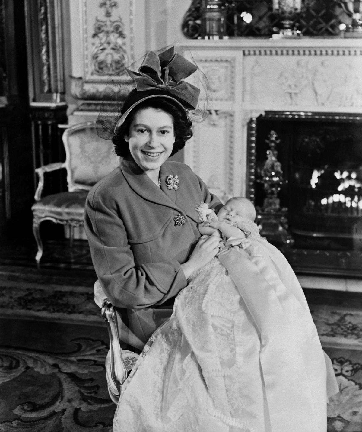 Príncipe Carlos de Inglaterra. En esta foto de archivo tomada el 15 de diciembre de 1948, la futura reina Isabel II de Inglaterra y su hijo, el príncipe Carlos.