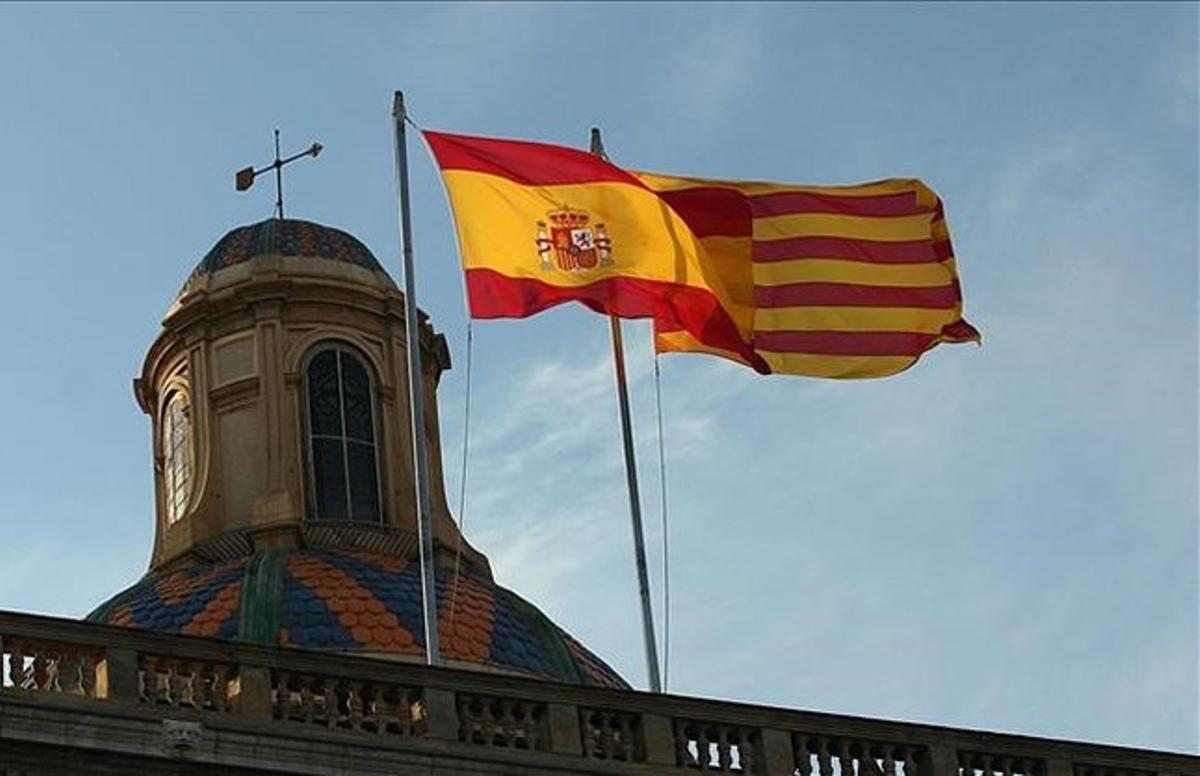 FACHADA   DE  LA  GENERALITAT  EN  LA  IMAGEN  LAS   BANDERAS    ESPAÑOLA  Y CATALANA