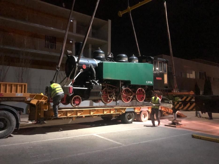 Trasladan una antigua locomotora de vapor para su restauración en Marratxí