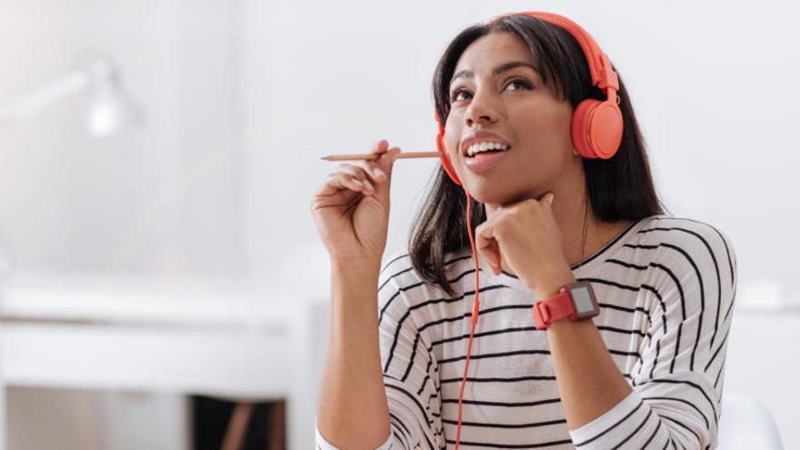 Escuchar música puede aumentar el rendimiento de tus estudios.