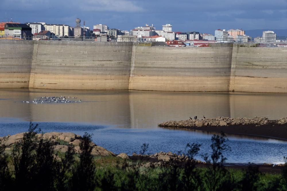 El embalse de Meicende, a un nivel muy bajo