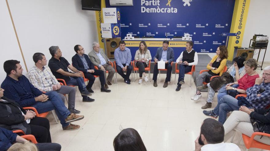 Imatge de la reunió d&#039;ahir al vespre del comitè local ampliat amb càrrecs electes entrants i sortints.