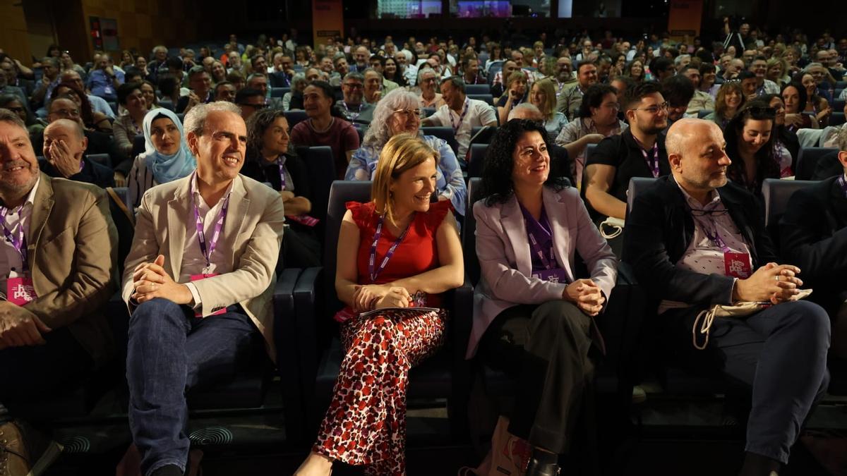 Ana García Alcolea, segunda por la derecha, junto a Pilar Bernabé, en el inicio del XIII Congreso.