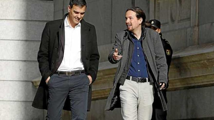 Pedro Sánchez i Pablo Iglesias van fer una passejada pels exteriors del Congrés abans de la reunió