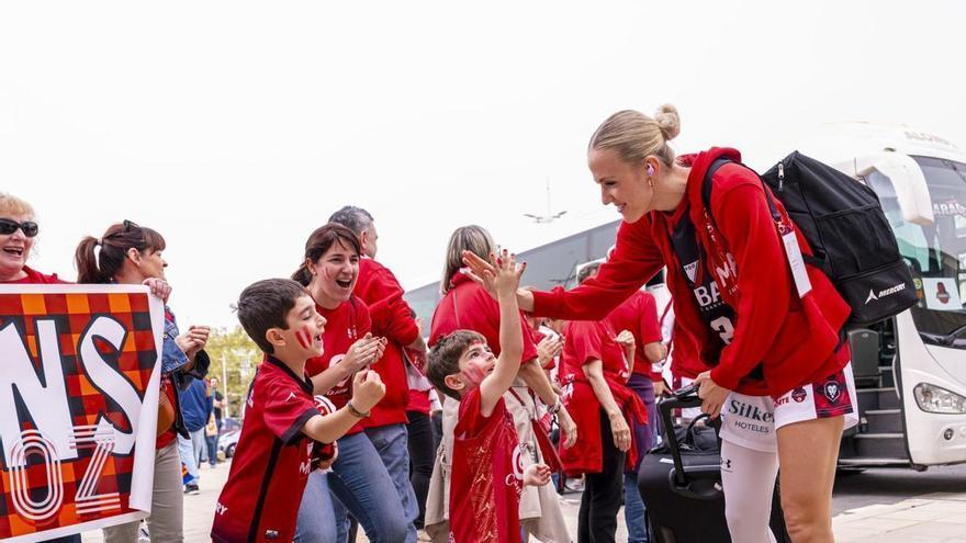 Unos jóvenes aficionados chocan la mano con Petra Holesinska antes de la final de la Copa de la Reina. | FEB