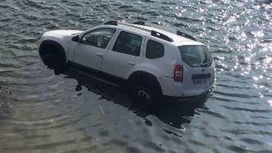 Un vehículo cae al mar sin ocupantes en el muelle de Vilaboa