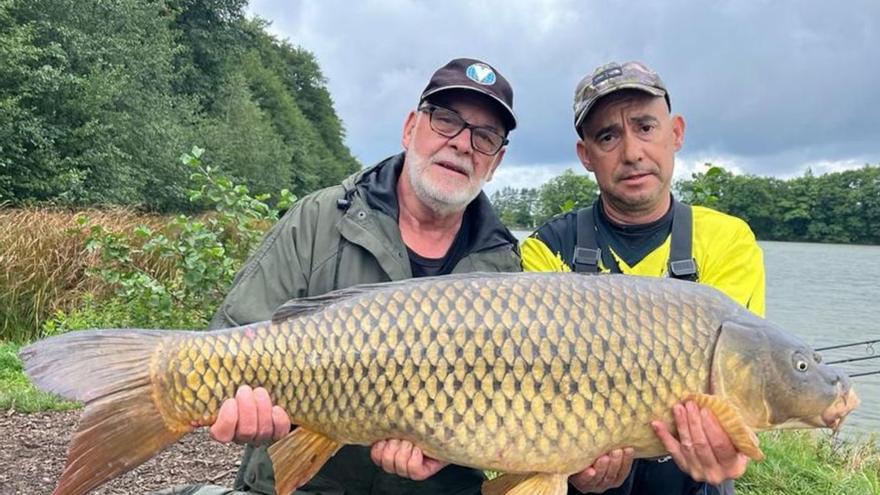 Ángel Rodríguez y Francisco Requejo capturan una carpa de más de 23 kilos en su viaje a la República Checa