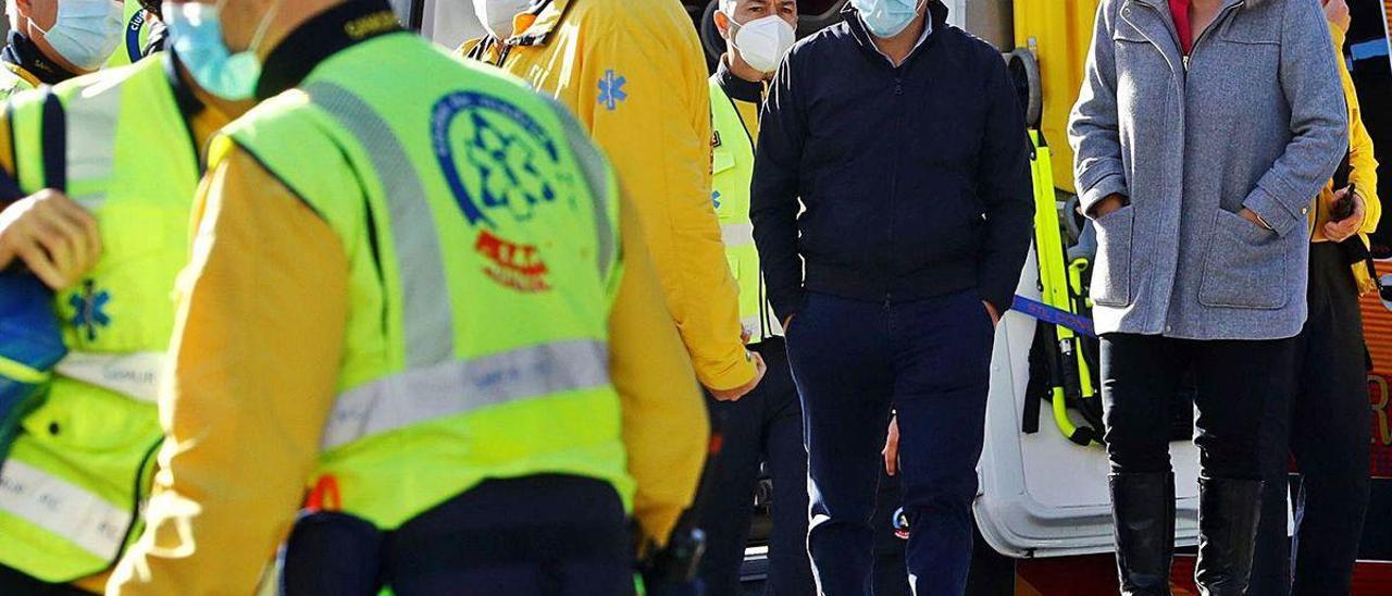 El alcalde de Madrid, José Luis Martínez-Almeida (segundo por la derecha) visita la Base 0 de SAMUR Protección Civil, situada en la Casa de Campo, ayer.