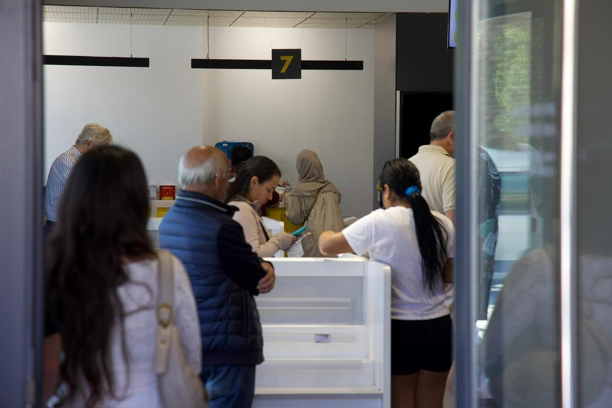 Aspecto del interior de una oficina de Correos de Alicante donde se regulariza a inmigrantes