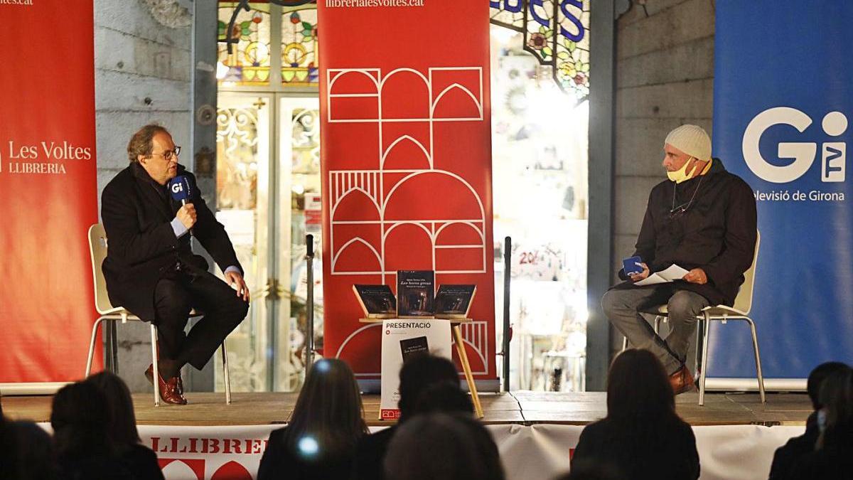 L&#039;expresident de la Generalitat, Quim Torra, amb Lluis Llach, ahir a la plaça del Vi de Girona.