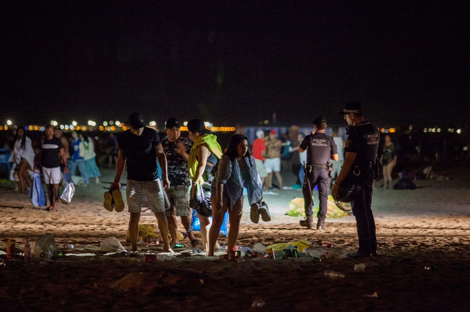 Desalojo y limpieza de las playas tras la noche de San Juan