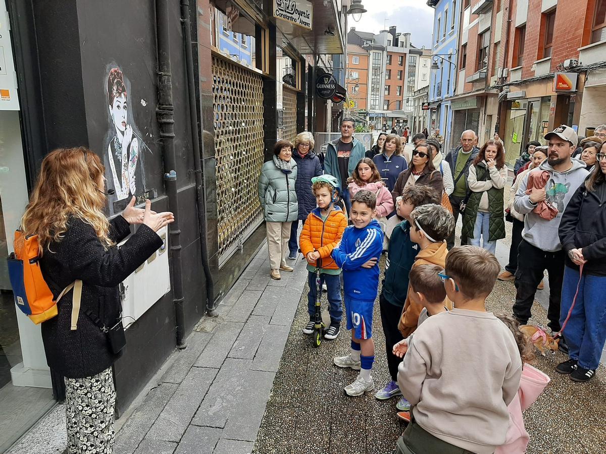 Noelia Blanco, explicando una de las obras del recorrido