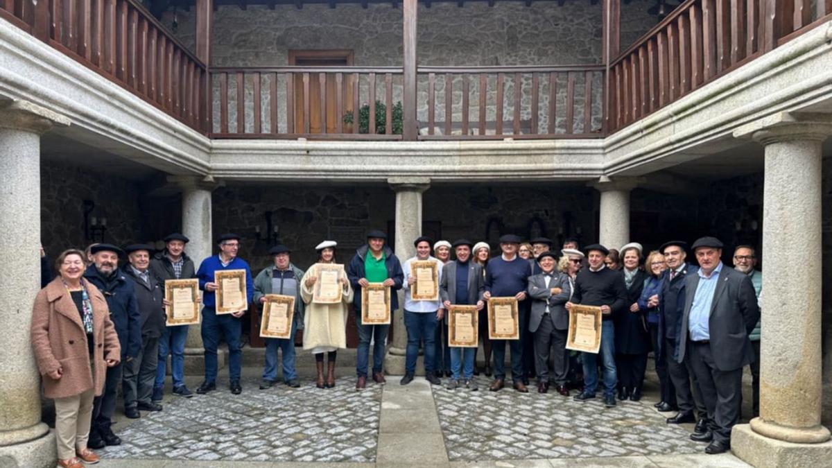 Os asistentes á xuntanza do Clube de Amigos da Boina de Galicia, no patio do Pazo de Piñeiro, en Chantada.