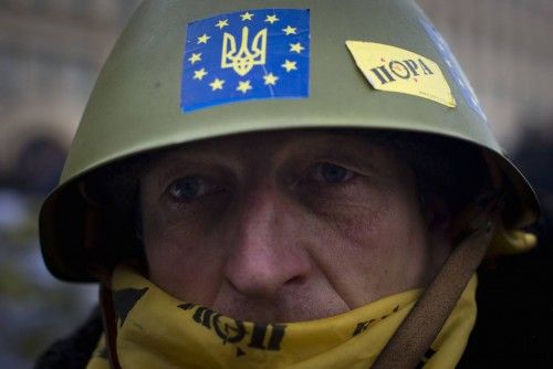 Las protestas antigubernamentales continúan en la capital de Ucrania a la espera del resultado de las negociaciones en el Parlamento.