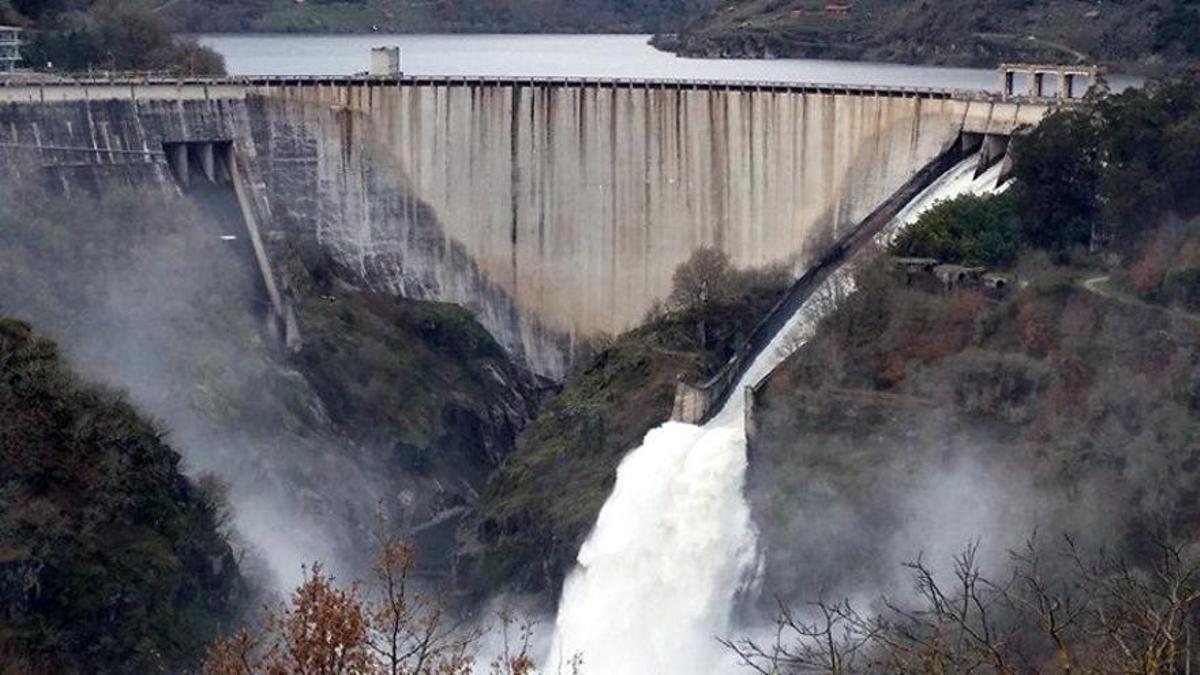 Belesar, el mayor embalse de Galicia, desembalsa estos días agua
