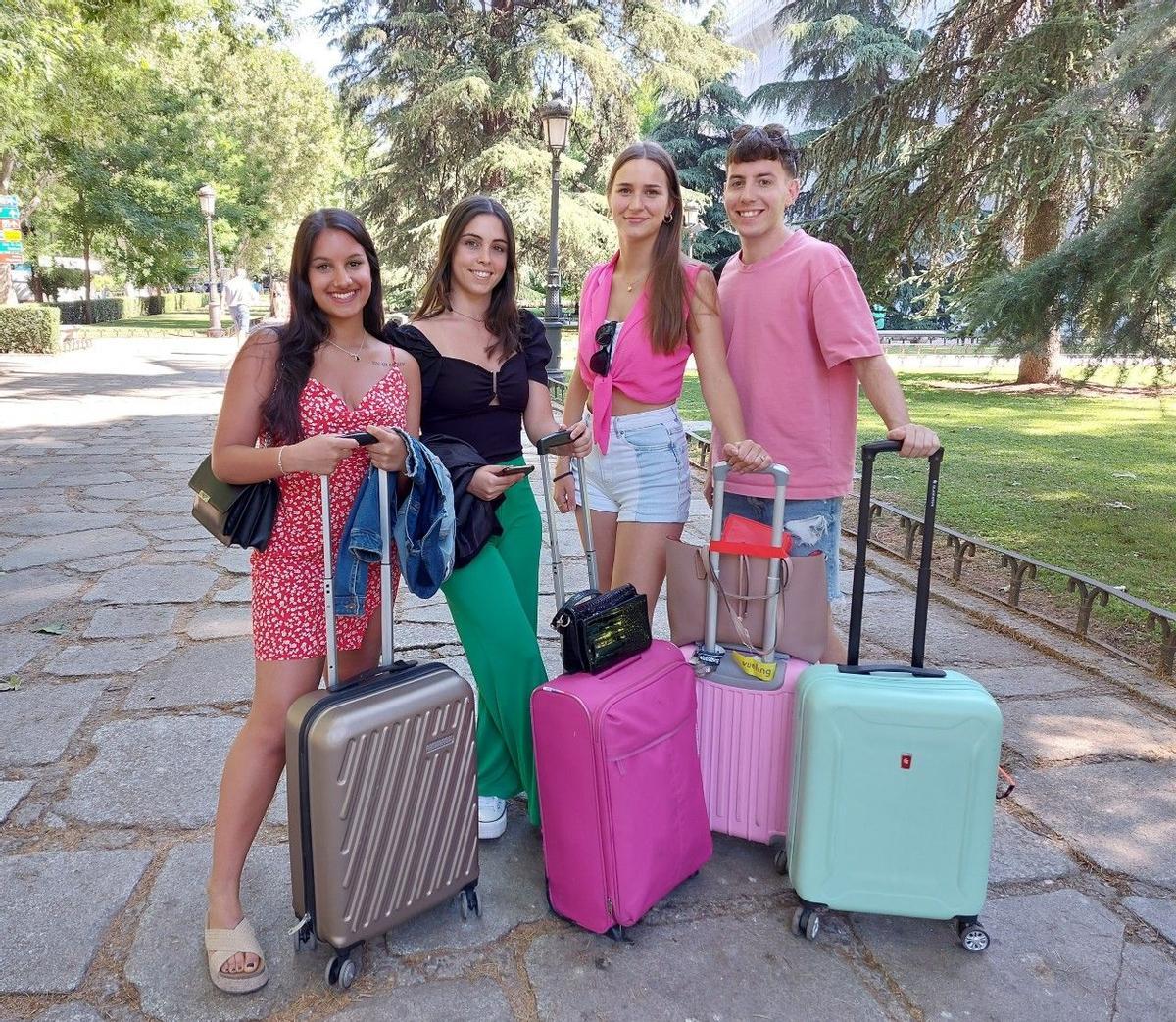 Ariadna, Claudia, María y Adriá, turistas por Madrid.
