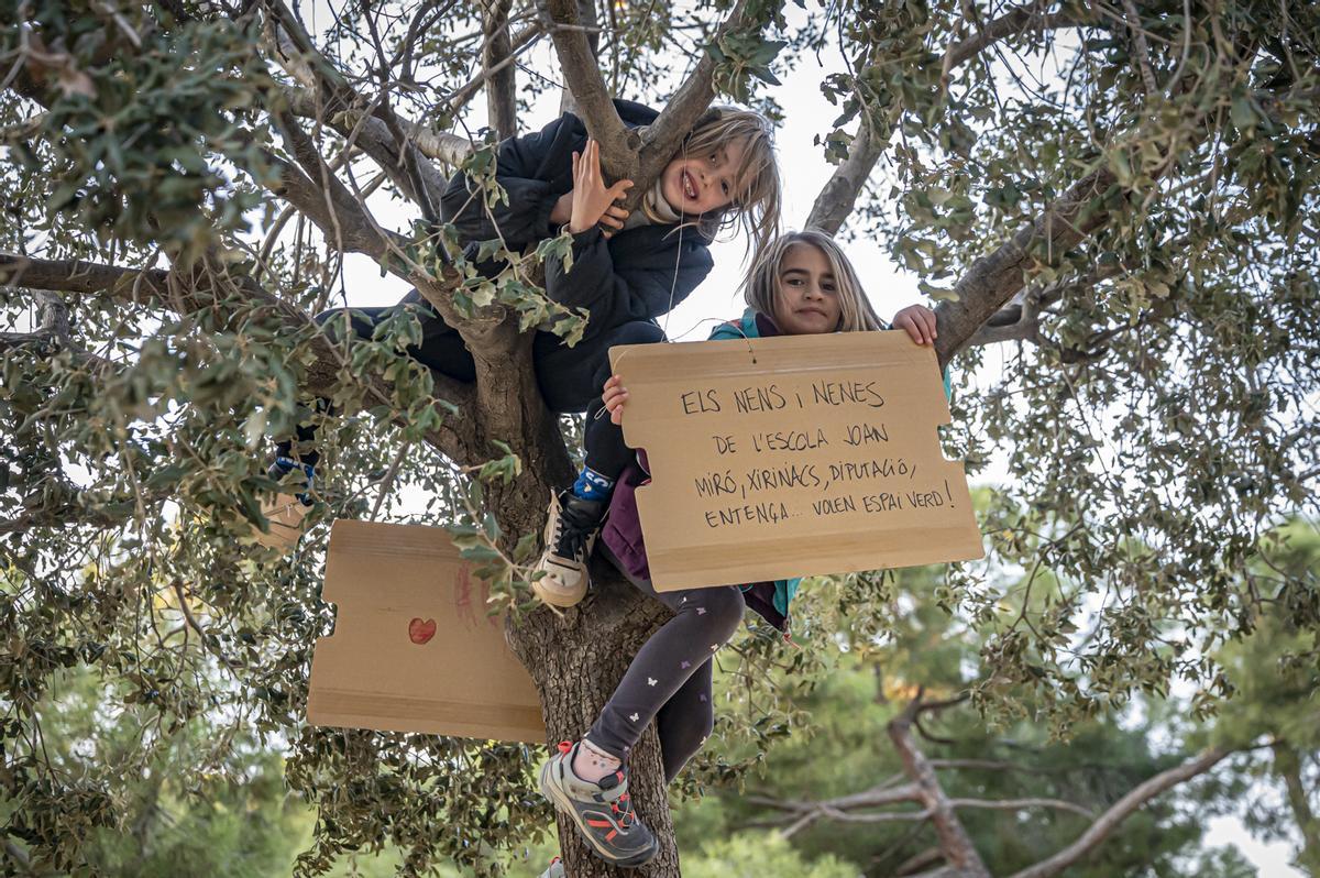 Vecinos del Eixample se manifiestan por primera vez en el parque Joan Miró contra la tala de 170 árboles por las obras de unión del FGC