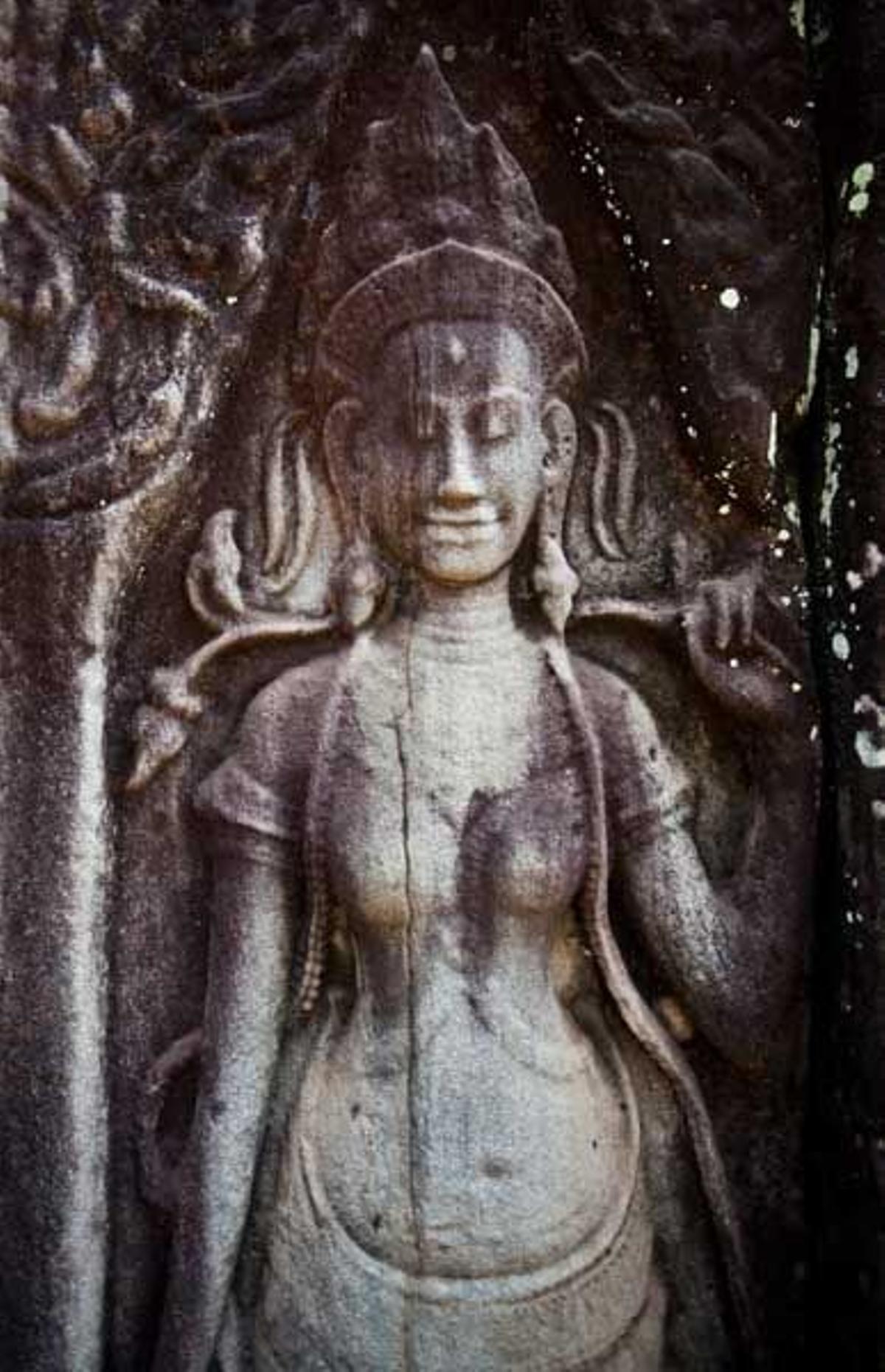 Detalle de una escultura en piedra en Angkor Wat.