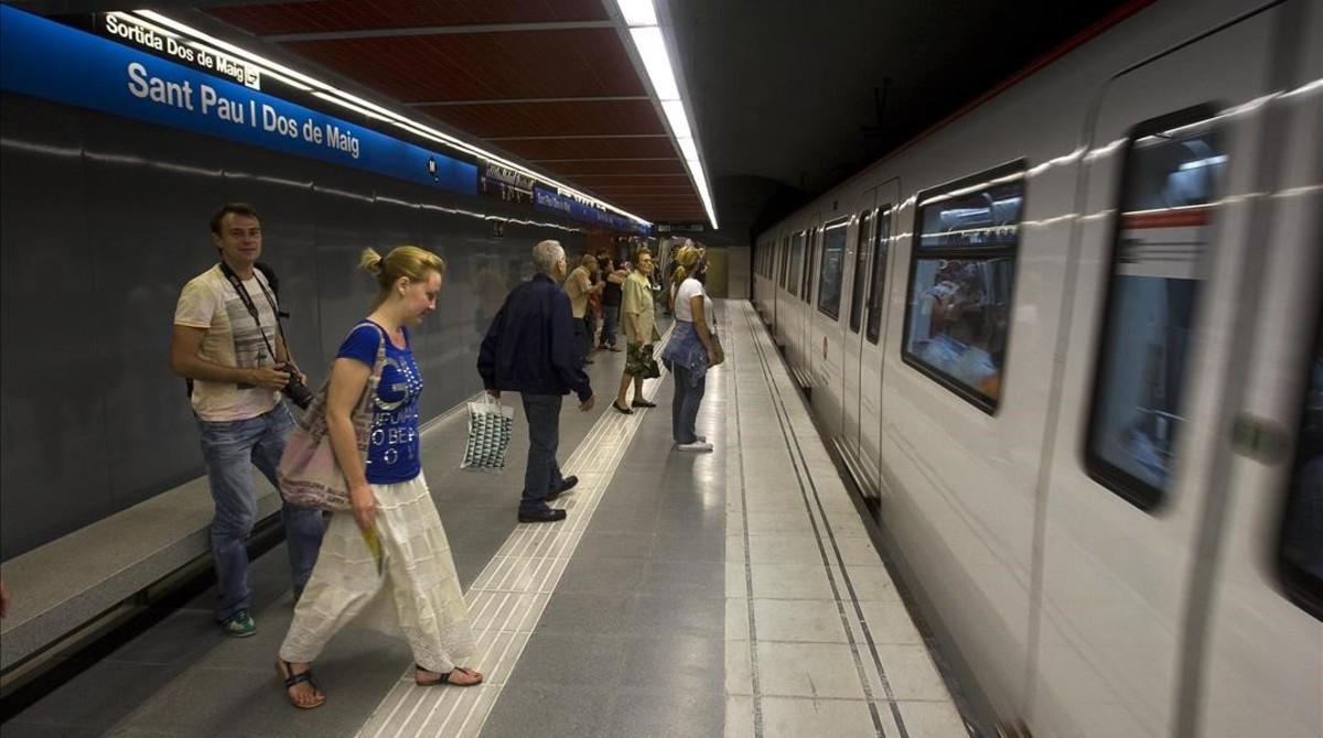 Pasajeros de la línea 5 del metro de Barcelona.