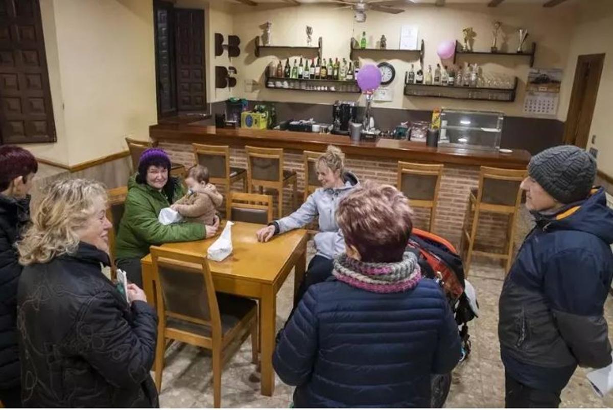 Varios vecinos en el bar del pequeño municipio soriano de Arenillas.