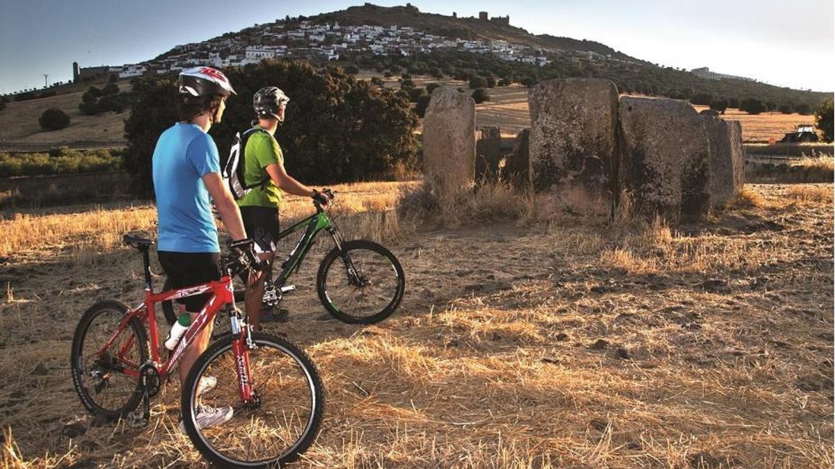 Paisaje Cultural de La Serena. Dos cicloturistas en la comarca de la Serena, beneficiaria de uno de los planes.