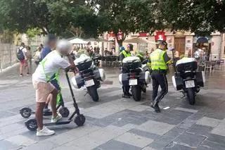 La Policía Local denuncia a 47 patinetes en un control en la plaza de España